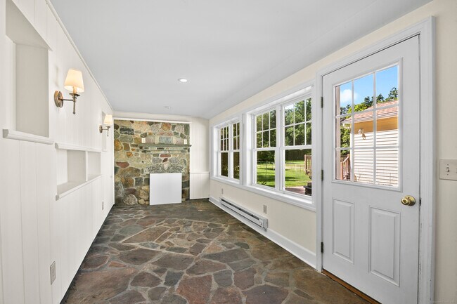 Building Photo - 26 Great Hillwood Rd