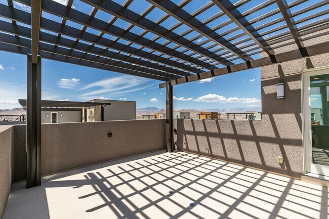 Building Photo - Stunning 4-Level Townhome in Inspirada | R...