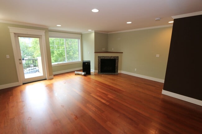 Building Photo - Wallingford 3bd/3.5ba, Vaulted Ceilings, G...
