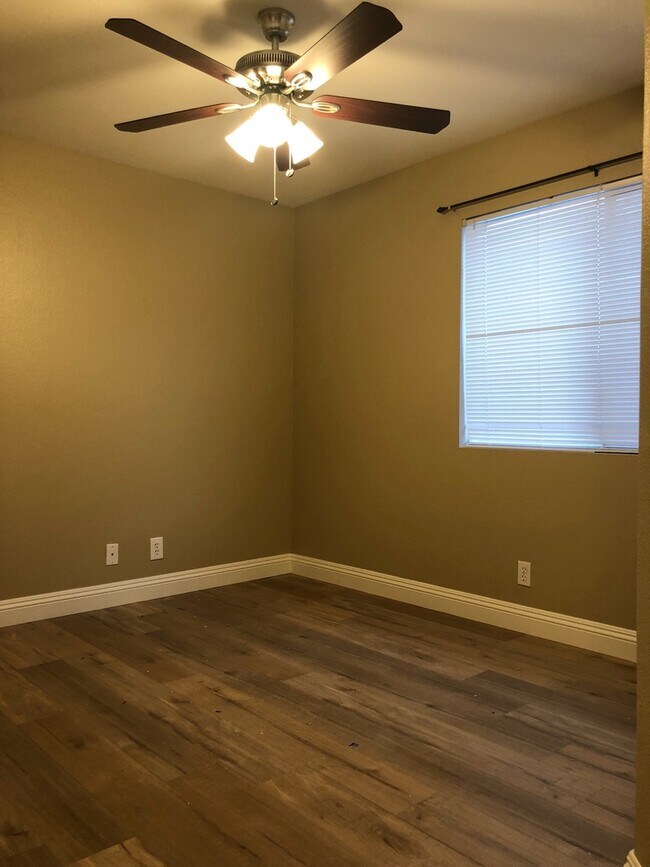 Building Photo - Single story 4br, 2bth, 2cg