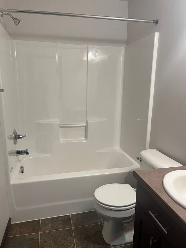 Building Photo - 3 Bed 3 Bath Twin Home