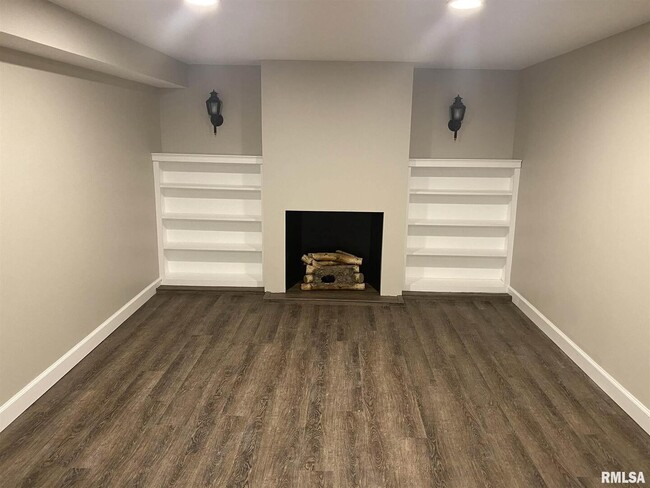 Building Photo - 2733 E 18th St