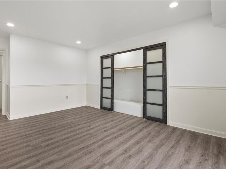 Building Photo - 5608 Bloomfield Dr