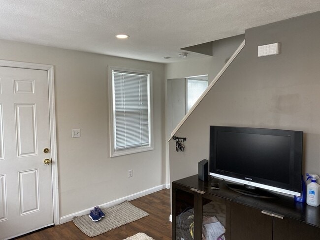 Building Photo - 834 Main St