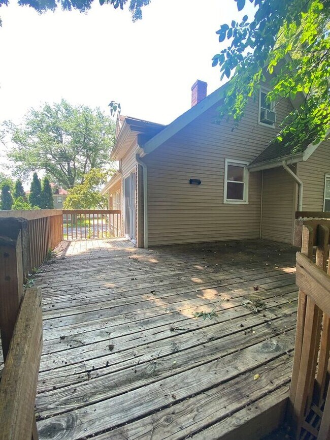 Building Photo - $2,200 | 3 Bedroom, 1.5 Bathroom House | P...