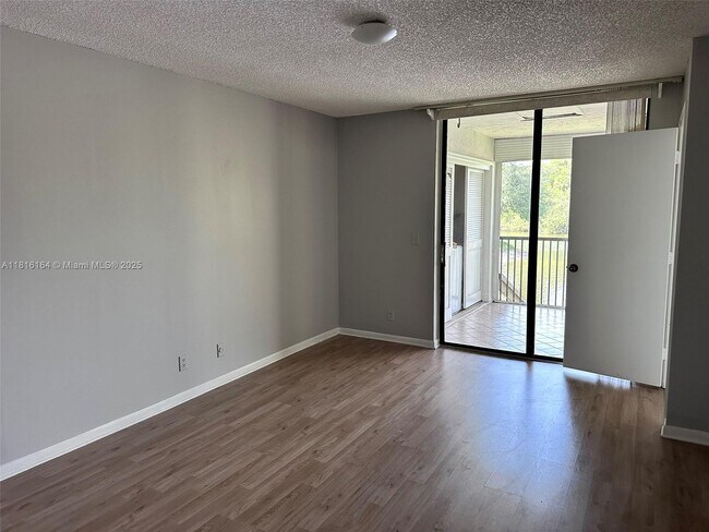 Building Photo - 2526 Carambola Cir N