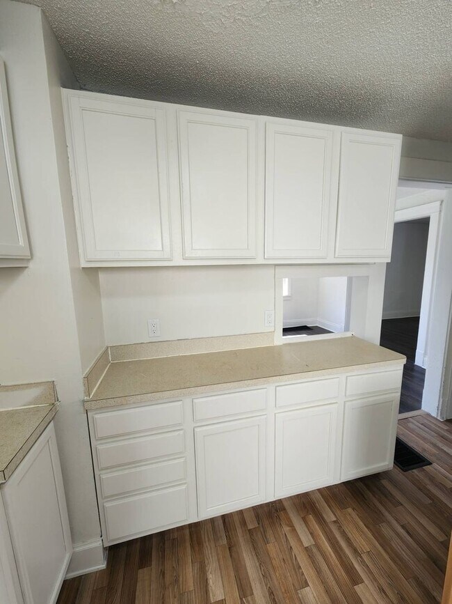 Building Photo - Charming 3-Bedroom Property in Prime Location