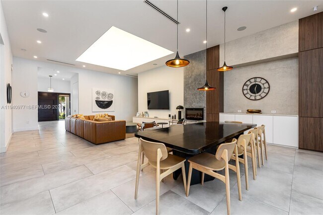 Building Photo - 2560 NE 199th St