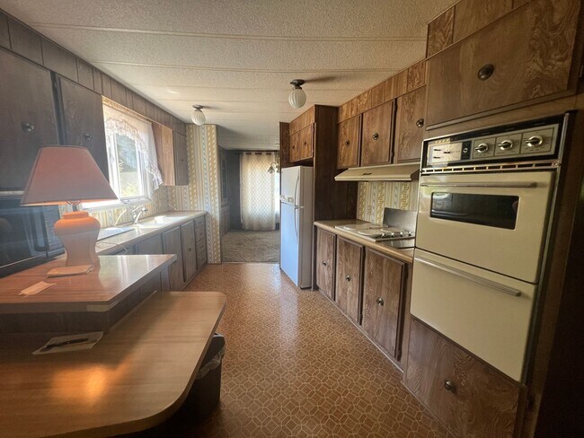 Building Photo - Three Bedroom Rental Home on Acreage! Pets Okay! Available Now!