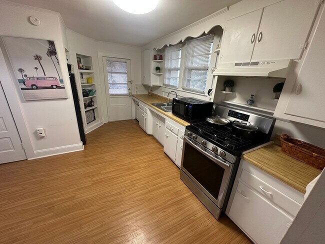 Building Photo - Charming 1 Bedroom, 1 Bath Furnished Home Available for Rent with Flexible Lease Terms