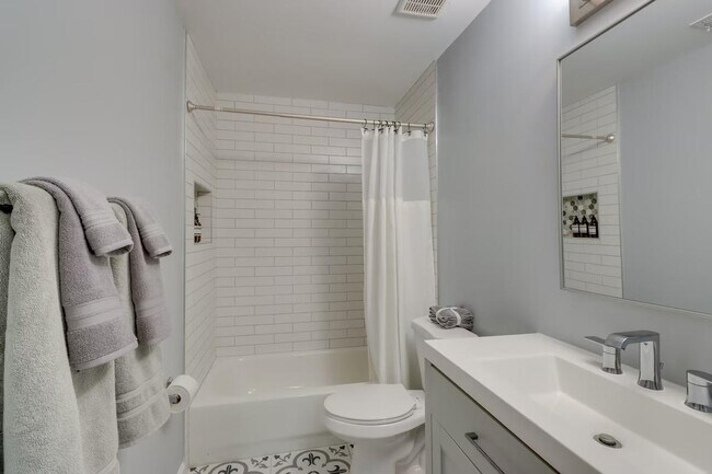 Building Photo - 3102 Hillside Ave