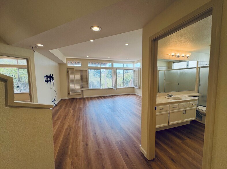 Building Photo - 6120 Lakeview Cir
