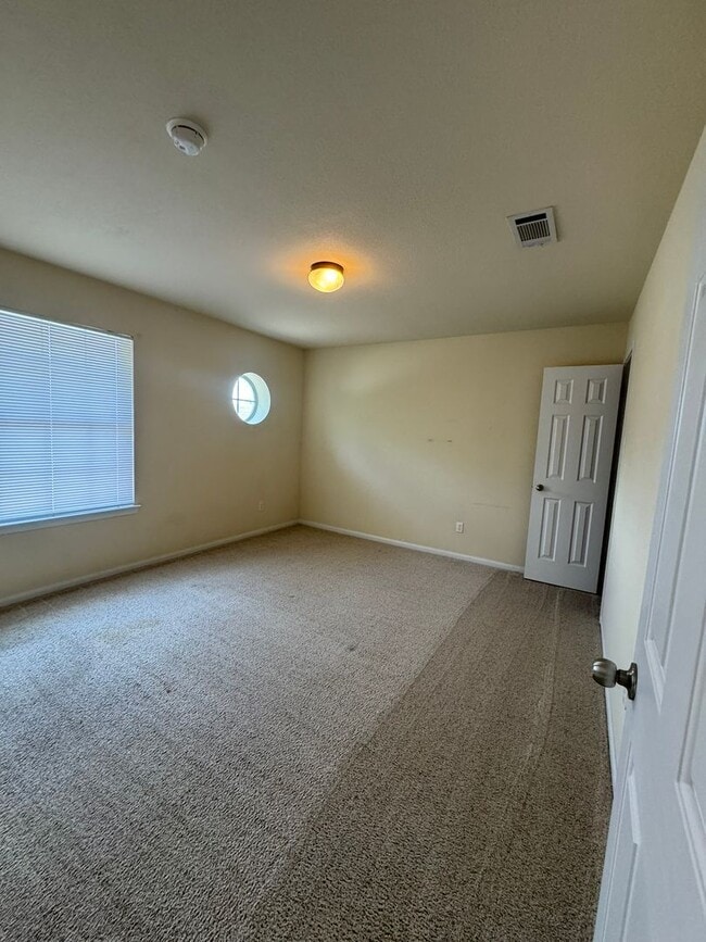 Building Photo - Beautiful 2 Story 4 Bdrm 2.5 Bath With a Loft