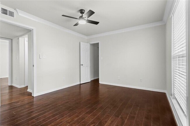 Building Photo - 5621 Kingsport Dr