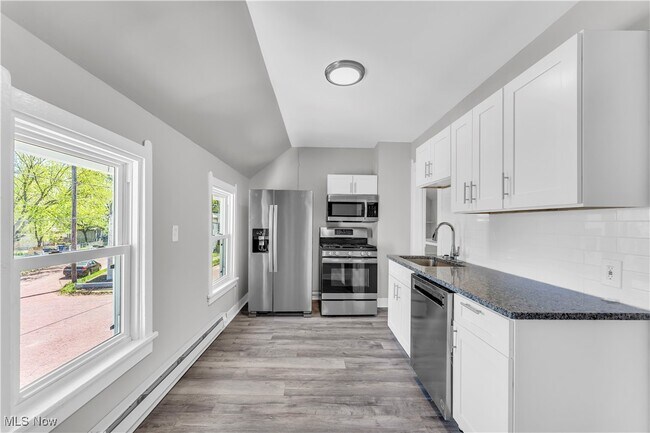 Building Photo - 3701 Chatham Ave