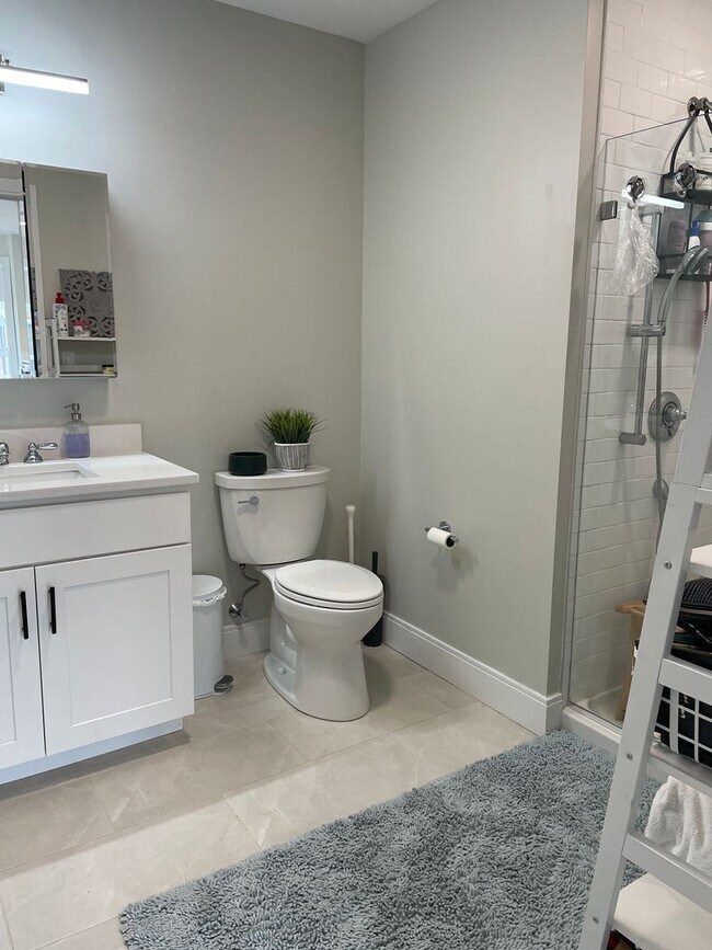 Building Photo - 202 Old Colony Ave