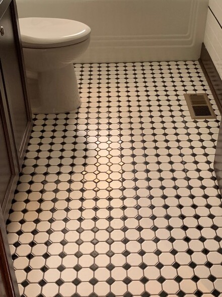 Subway tile in bathroom/full tub/window - 412 Carlisle Blvd NE