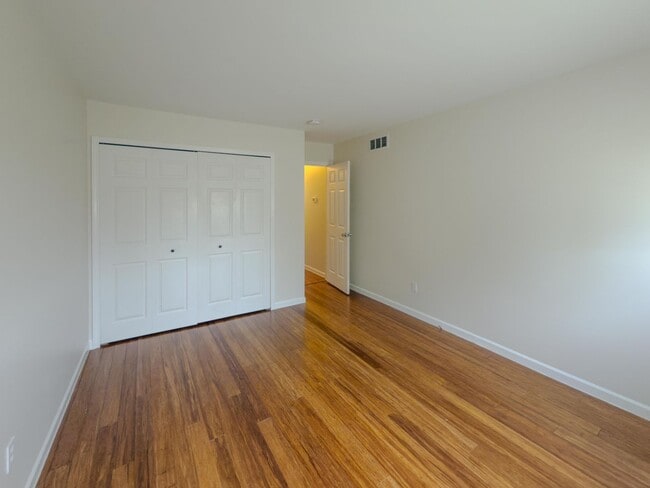 Building Photo - Move-In Ready Ranch Condo with Basement & Prime Location