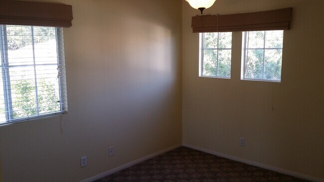 Building Photo - 101 Peppertree Ln