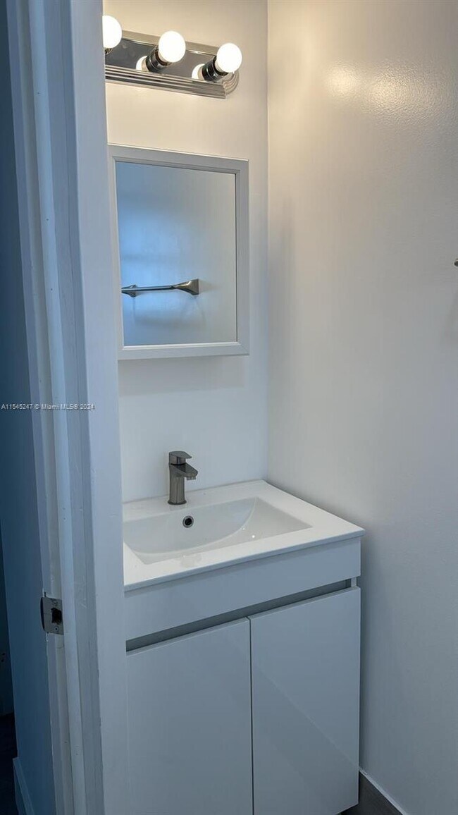 Building Photo - 5179 SW 34th St