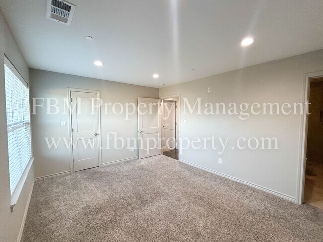 Building Photo - 1203 N Clay St
