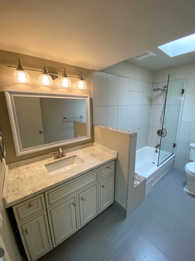 Building Photo - $4900-  Mountain View Townhouse-2 bedroom 2.5 bath.