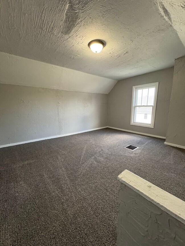 Building Photo - Four bedroom one bathroom home for rent