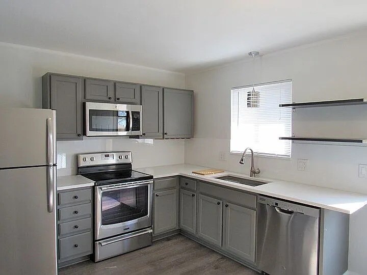 Kitchen-Stainless Steel Appliances - 917 Pioneer Ln