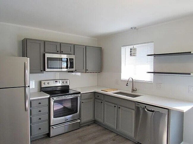 Kitchen-Stainless Steel Appliances - 917 Pioneer Ln