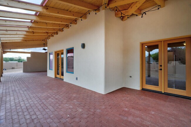 Building Photo - 1020 Ortega Rd NW