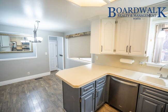 Building Photo - Amazing 4 Bed Rambler in Syracuse