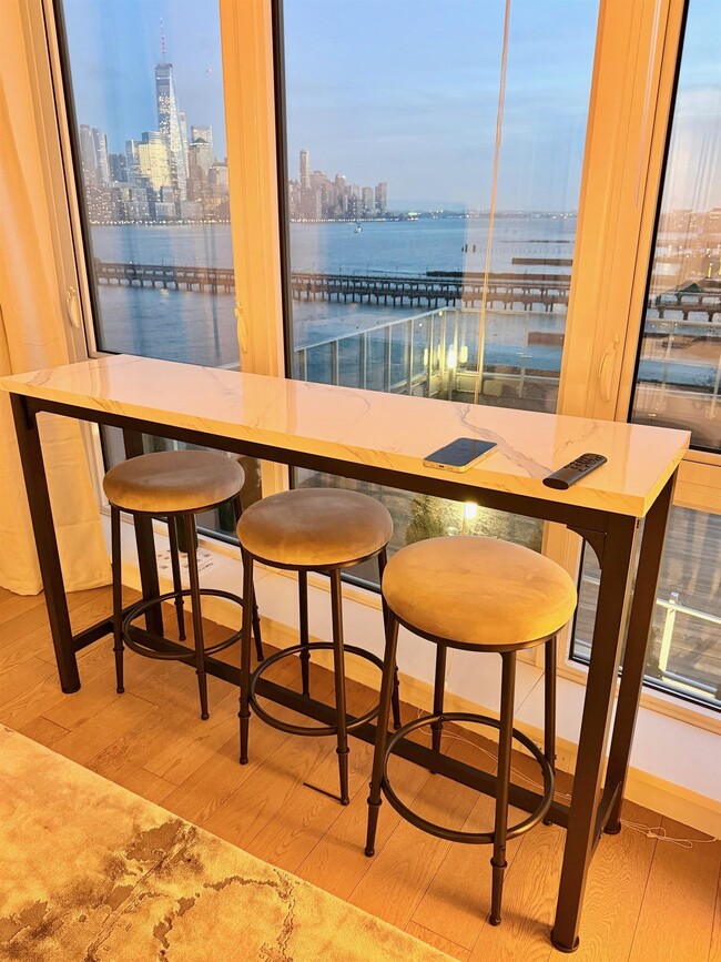 Building Photo - 25 Park Ln S