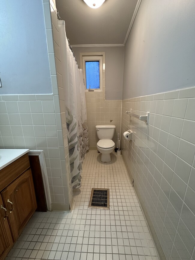 Bathroom - 226 Watkins St