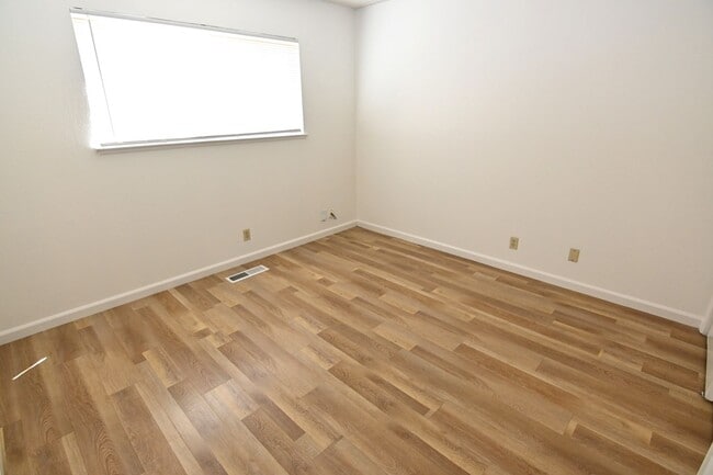 Building Photo - 639 Bolton Ct