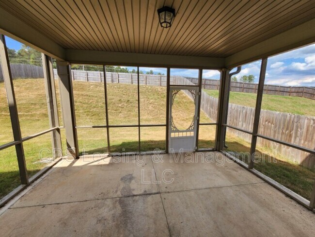 Building Photo - 2112 Sequoia Dr