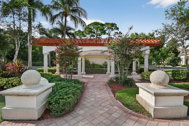 Building Photo - 3202 Myrtlewood Cir E