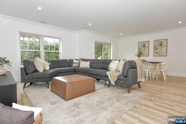 Building Photo - 120 Collignon Way