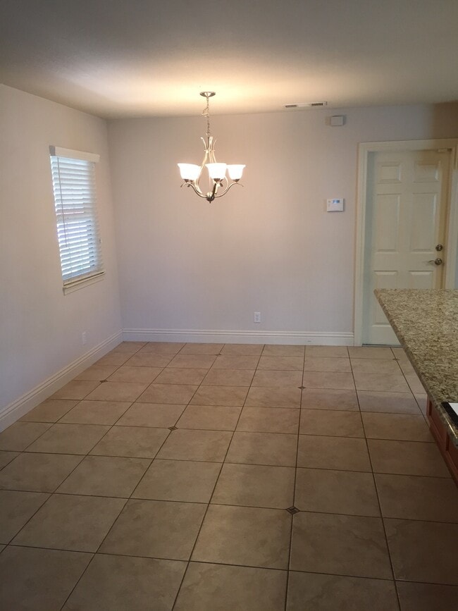 Building Photo - 3 Bedroom 2 Bath Home