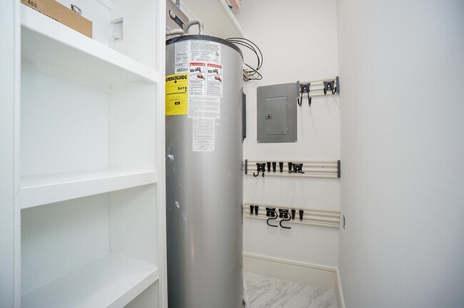 Building Photo - 5711 Sugar Hill Dr