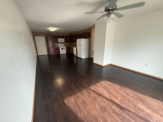 Building Photo - Upper 2 Bed 1 Bath