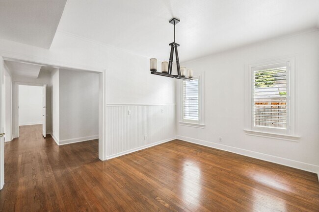 Building Photo - CHARMING 3-BEDROOM IN THE HEART OF ALAMO HEIGHTS