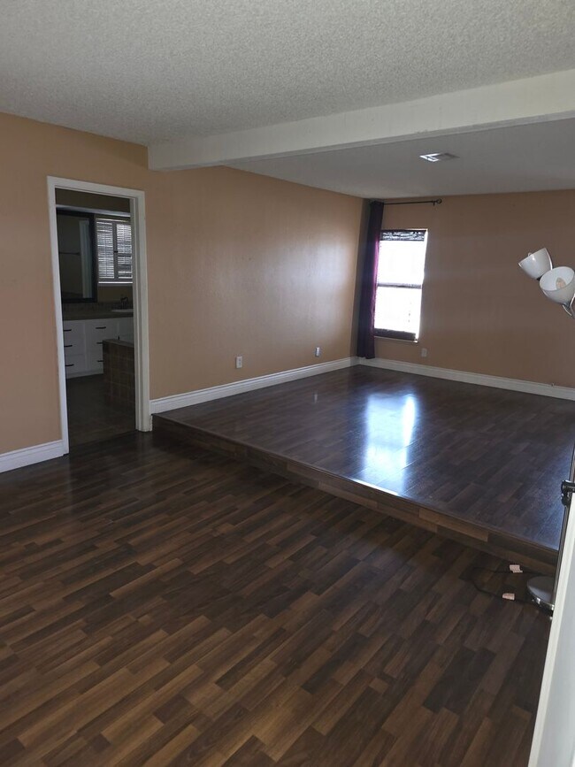 Building Photo - Beautiful 4 bed/ 3 bath POOL Home For Rent