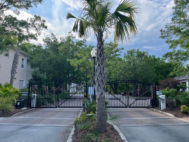 Building Photo - 2 Bedroom 2 Bath Furnished Condo at The Re...