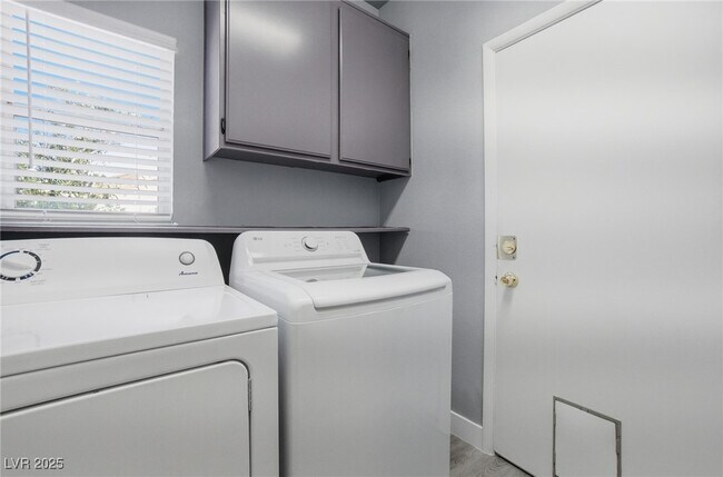 Building Photo - 1460 Daybreak Rd