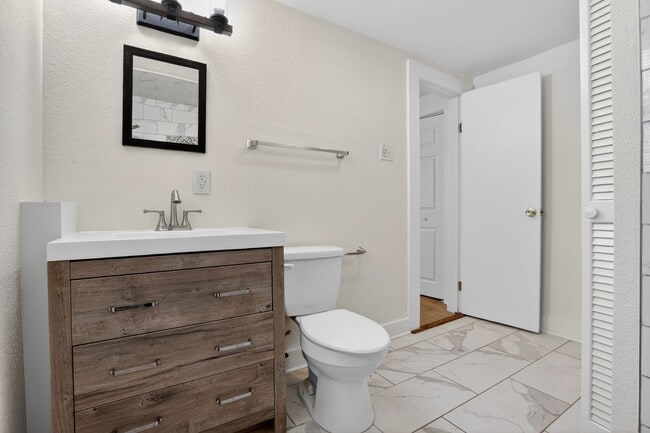 Building Photo - One Bedroom Unit in Heart of Uptown