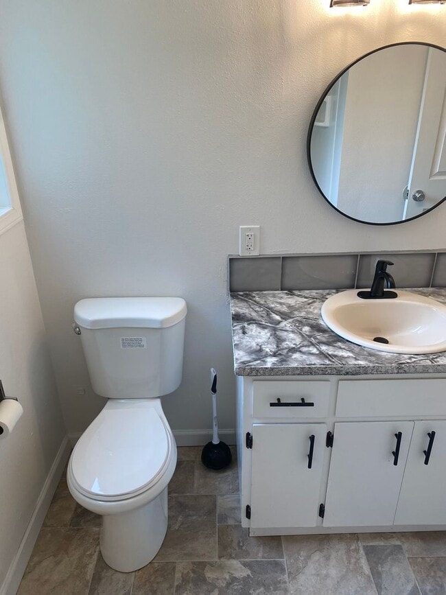 Building Photo - HSM01 ~ 1555/1565 Copping Street