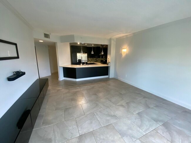 Building Photo - 400 Uno Lago Dr