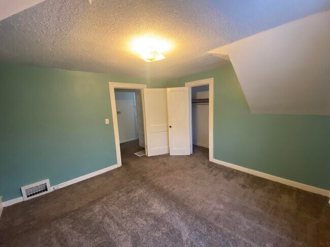 Building Photo - 2015 Cottage Ave E