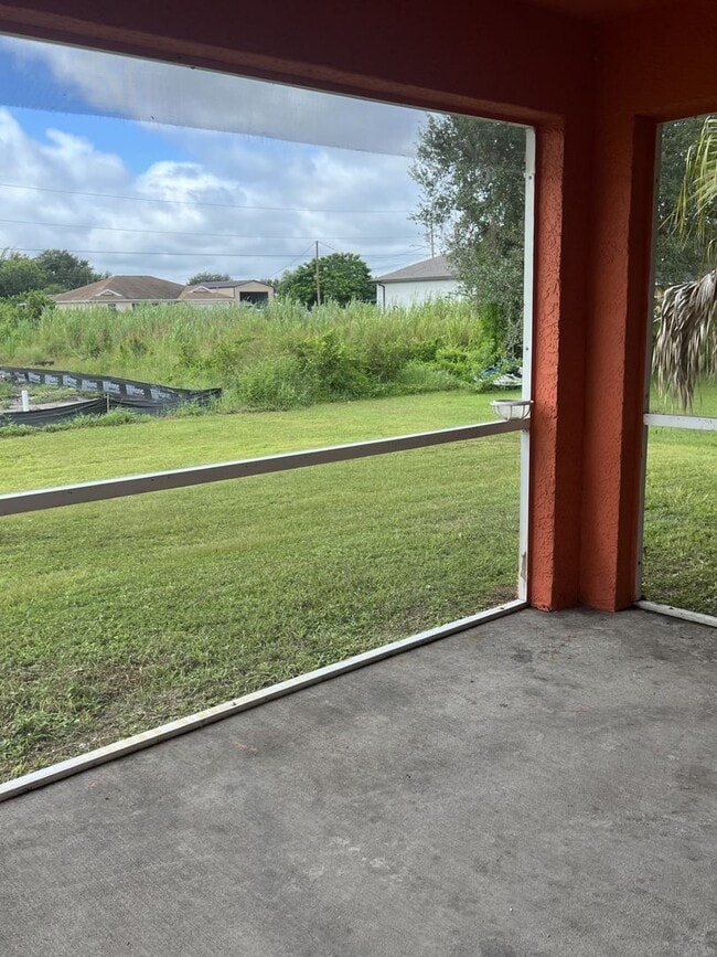 Building Photo - SPACIOUS 3Bd / 2 Ba SINGLE FAMILY HOUSE AVAILABLE