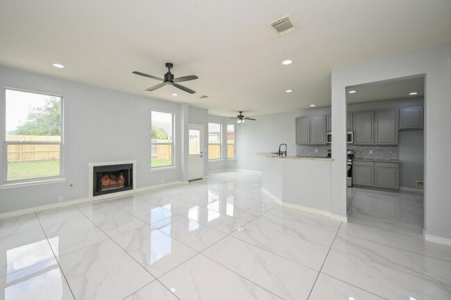 Building Photo - 11011 Glenora Dr